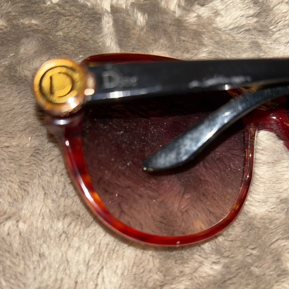 3 PAIRS OF DESIGNER WOMANS SUNGLASSES. DIOR, FERRAGAMO, CHOPARD - Picture 4 of 14